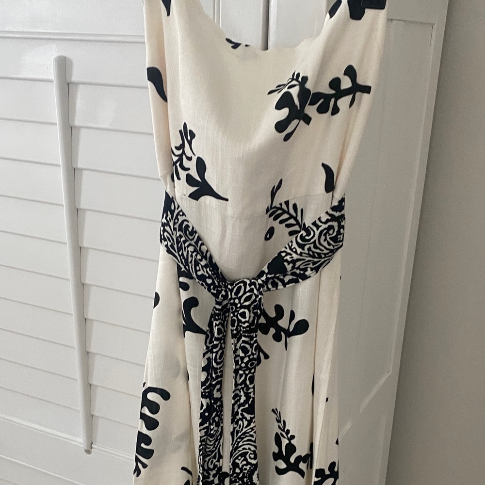 Elegant Black and White Maxi Dress - Picture 2 of 5